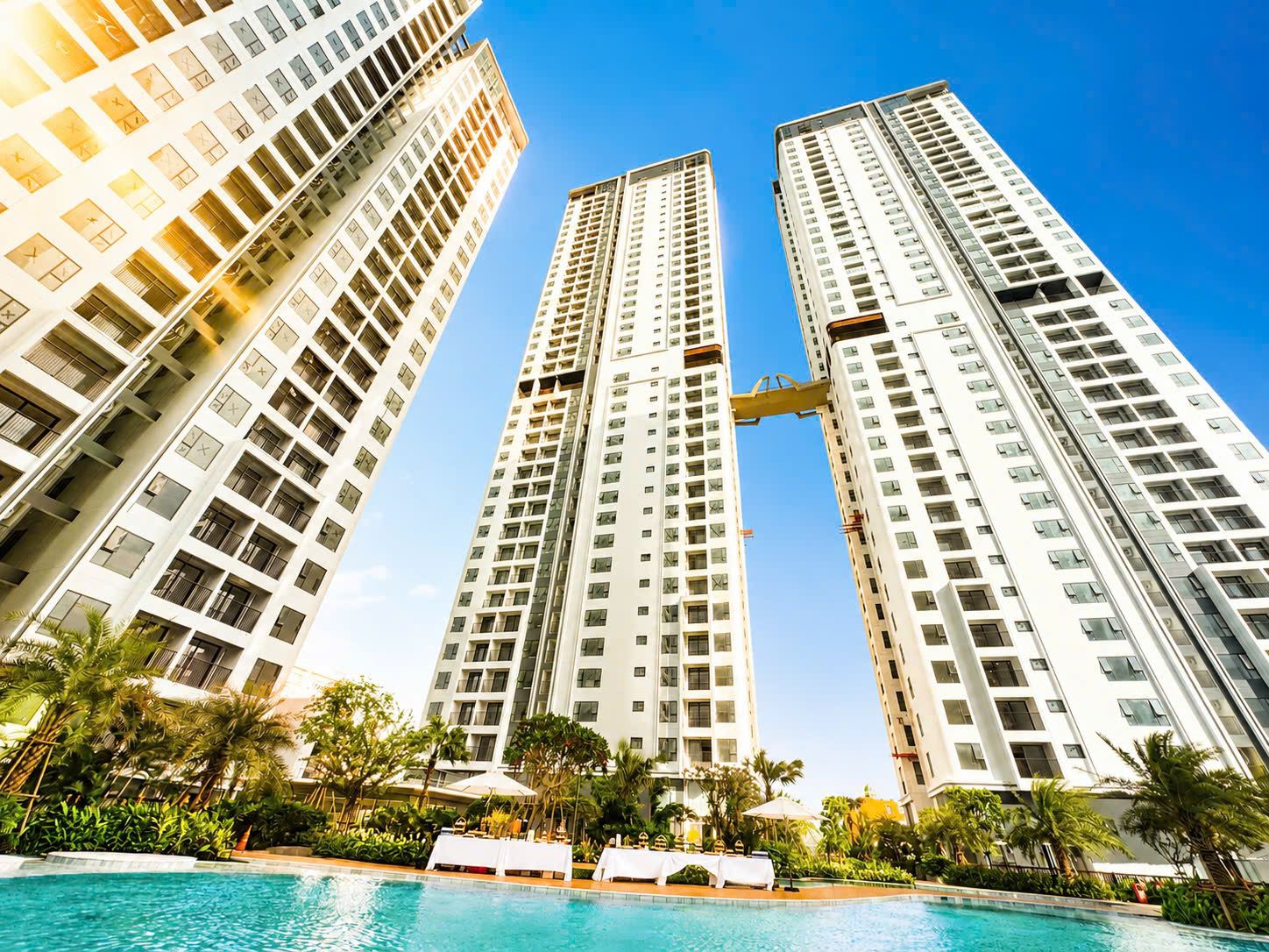 Green Skyline luxury towers with swimming pool